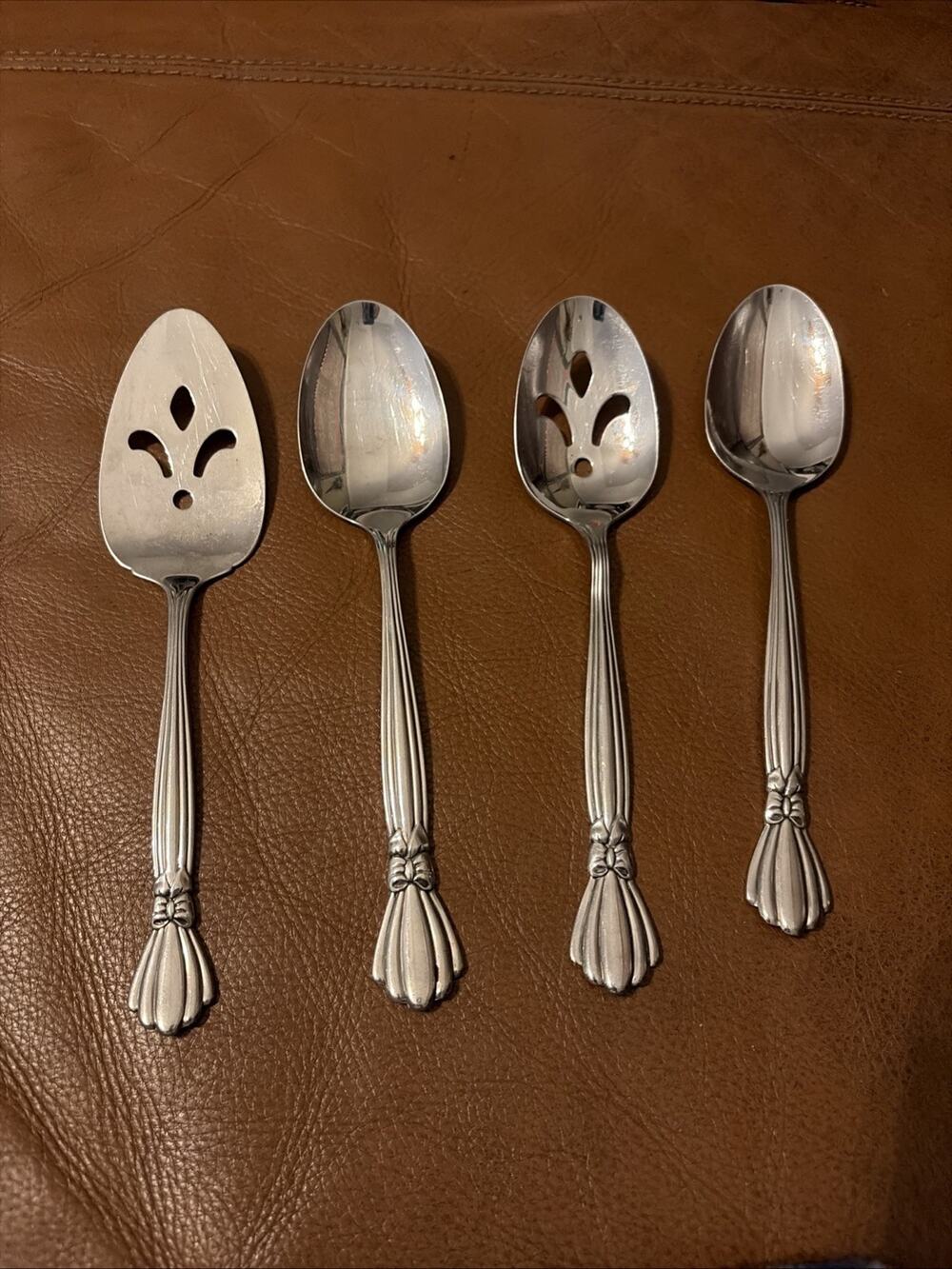 ONEIDA ALEXIS HOSTESS SET 4 PC DELUXE STAINLESS BOW SLOTTED SPOON, PIE 2 Spoon